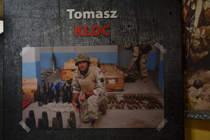 I zmiana PKW Irak była jego drugą misją poza granicami Polski. 12 grudnia 2003r., podczas patrolu, w bezpośredniej odległości od pojazdu, którym się poruszał, doszło do detonacji zdalnie sterowanej miny-pułapki. W efekcie zamachu został pierws (photo)